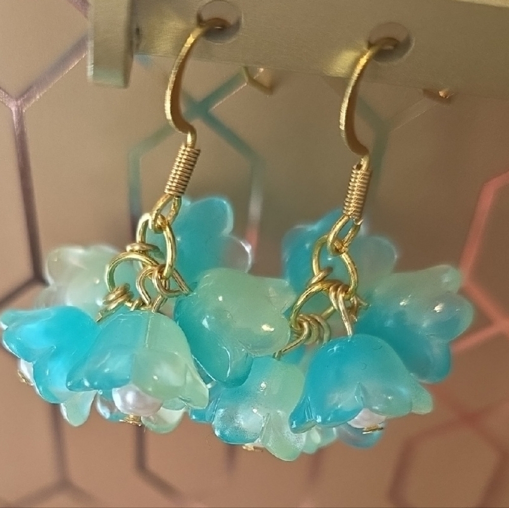 Handmade Flower Earring - Picture 2 of 3